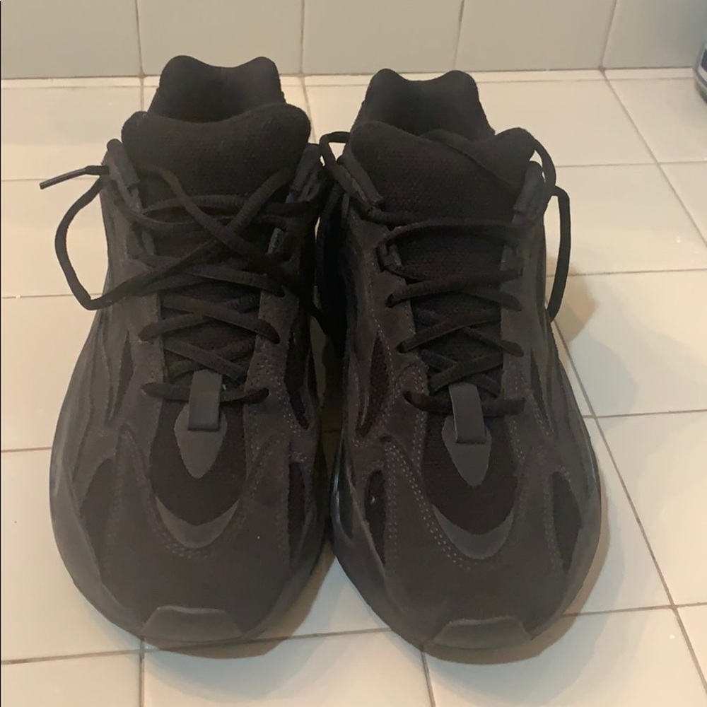 Yeezy boost 700 v2 vanta size 10.5